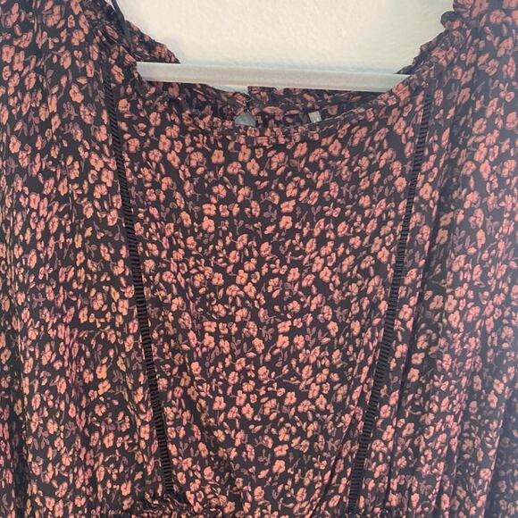 Free People dark floral bohemian elastic waist flowy  blouse size large - Picture 3 of 11